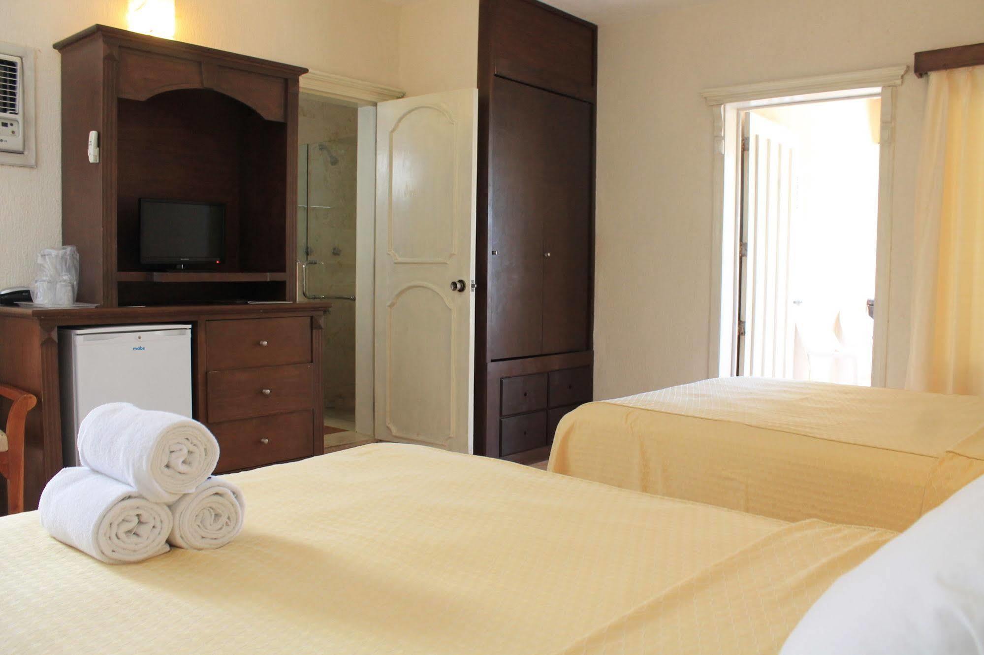Hotel Playa La Media Luna Isla Mujeres Eksteriør bilde